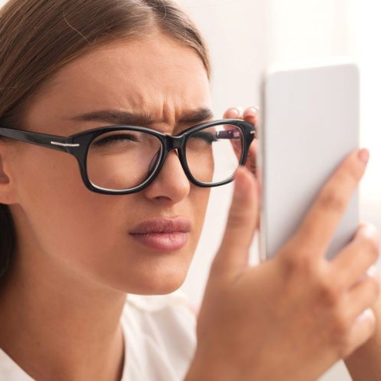 Nguoi-bi-can-nhe-co-nen-deo-kinh-khong