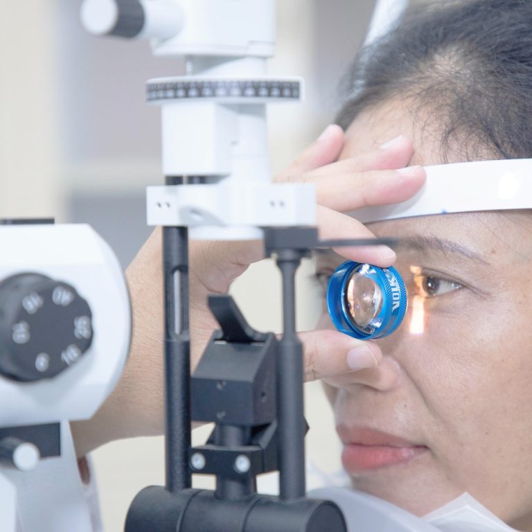 thay-kinh-noi-nhan-scaled