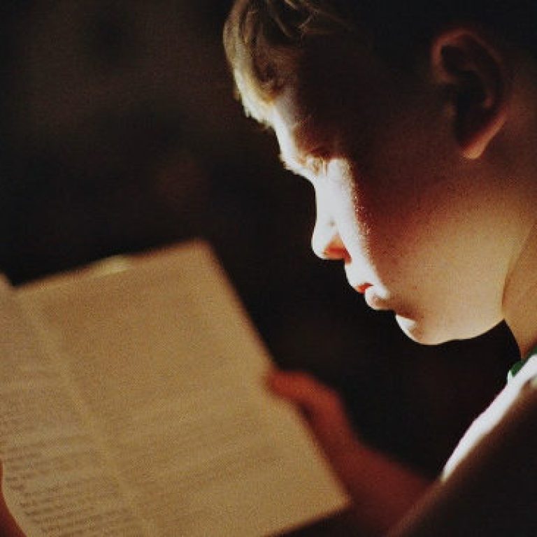 thoi-quen-doc-sach-trong-toi